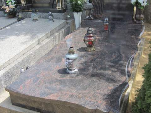 Jednohrob z materiálu Aurora India, Dvory nad Žitavou - Ref. č.: 269