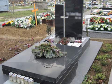 Jednohrob z materiálu Nero Zimbawe, Nitra - Ref. č.: 305