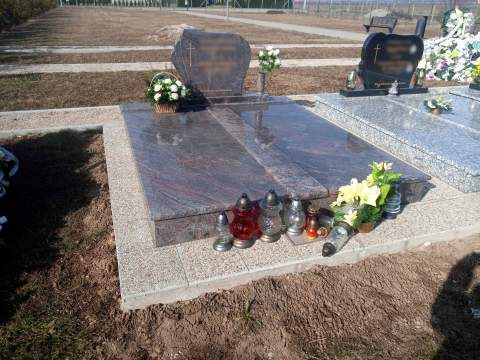 Dvojhrob z materiálu Paradiso bash, Malý Cetín - Ref. č.: 331