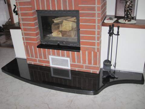 Obloženie na krb z materiálu Nero Zimbawe, Zemné - Ref. č.: 126