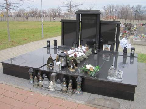 Hrobka z materiálu Nero Zimbawe, Nitra - Ref. č.: 318
