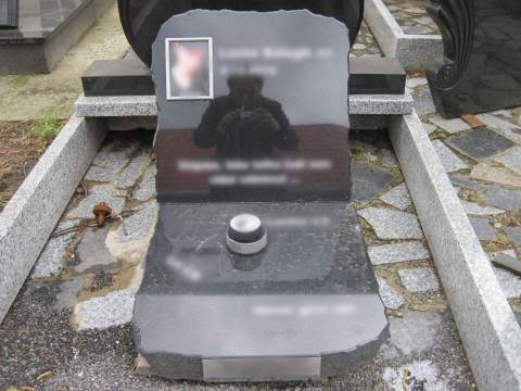 Urnový hrob z materiálu Nero Zimbawe, Palárikovo - Ref. č.: 321