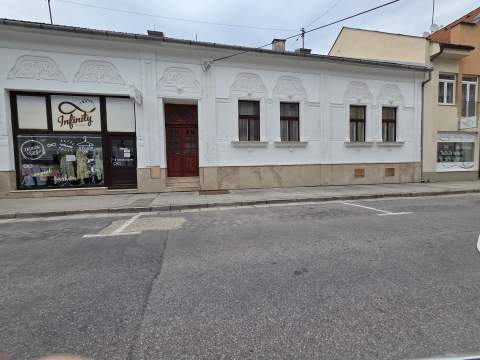 Vetraná fasáda z materiálu Suttoi vápenec, Nové Zámky - Ref. č.: 178