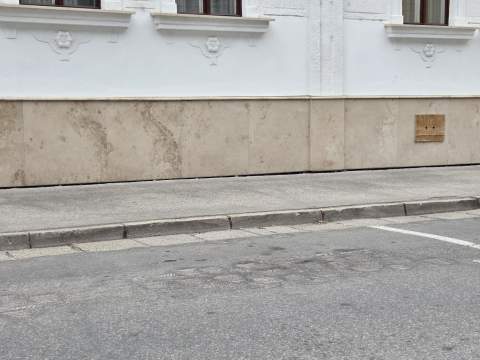 Vetraná fasáda z materiálu Suttoi vápenec, Nové Zámky - Ref. č.: 179