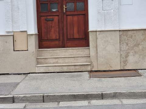 Vetraná fasáda z materiálu Suttoi vápenec, Nové Zámky - Ref. č.: 180