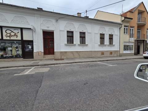 Vetraná fasáda z materiálu Suttoi vápenec, Nové Zámky - Ref. č.: 181