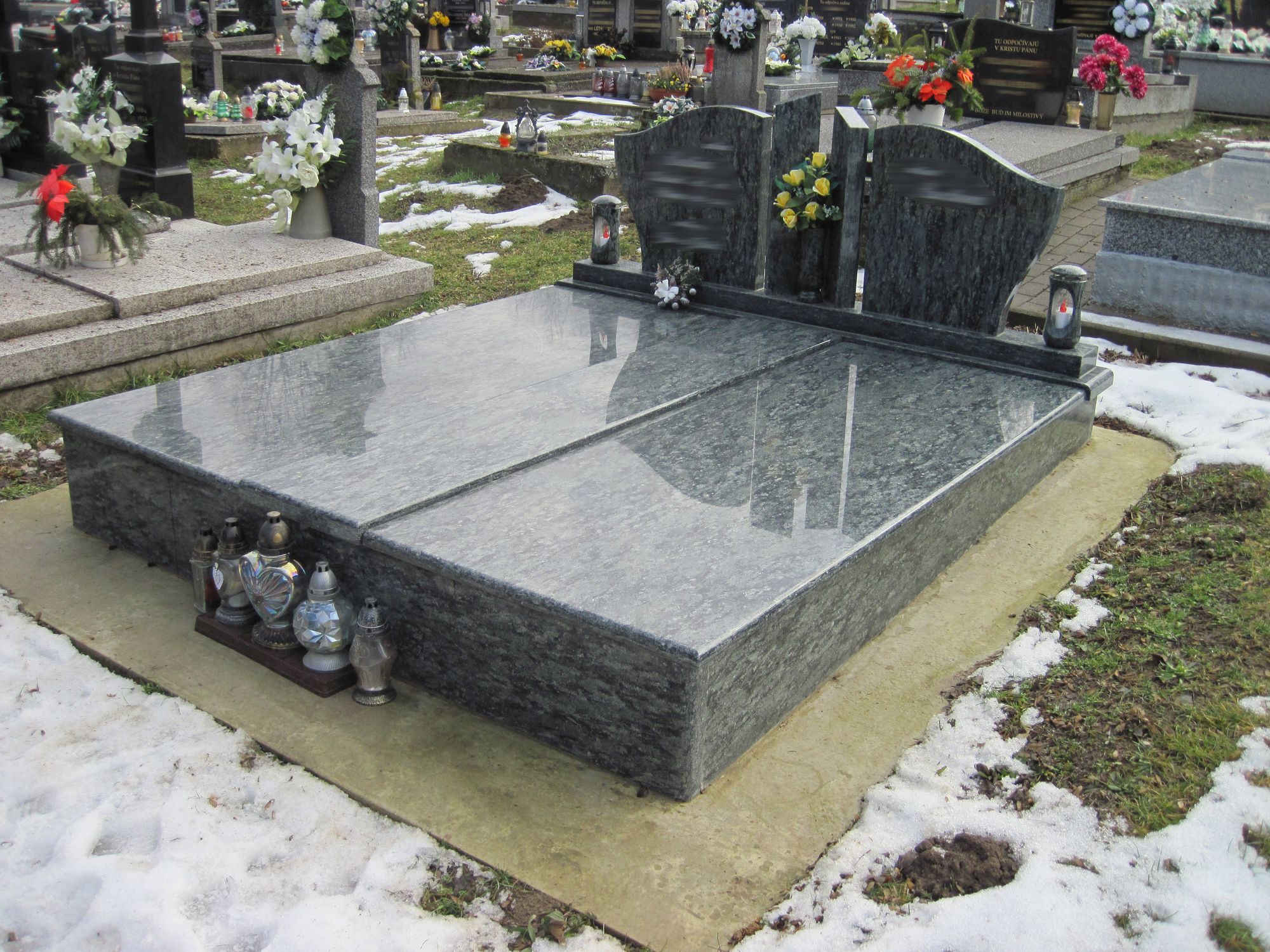 Dvojhrob z materiálu verde oliva